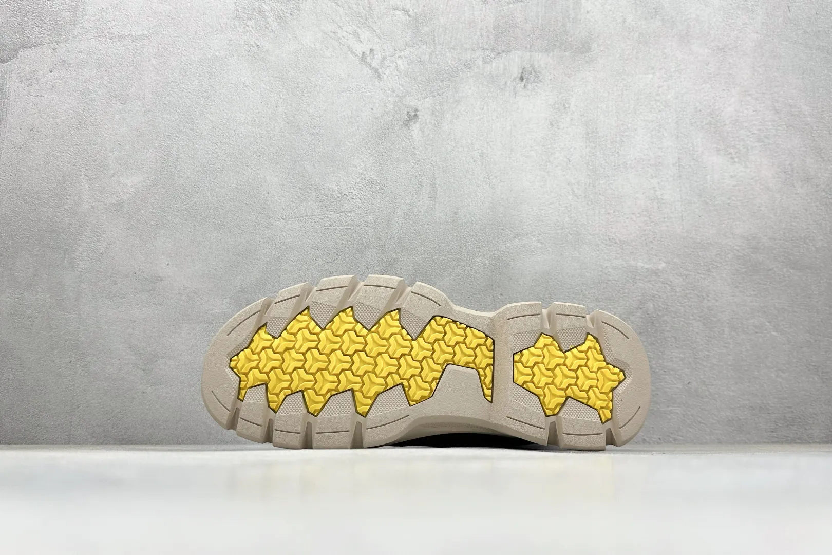 🐲💰 600 support store opening UGG 2025 autumn and winter new men's mid-cut casual Martin boots series #Guangdong Dachang quality 25ss autumn and winter new style fashion trend matching The fabric is imported from Italy frosted cowhide. The whole shoe is made of genuine cowhide material, from the outsole to the hardware, all made from OEM raw materials. Good products do not kill pigs. The quality of the first order is strictly controlled. The full set of official website unified packaging. This winter's cold-proof outdoor products, daily casual matching A must-have for stylish men‼ American affordable luxury brand [UGG] Tasman Weather Hybrid Tasman hybrid series mid-top lightweight casual Martin boots" Size: 39-44 (one size larger than sports shoes)